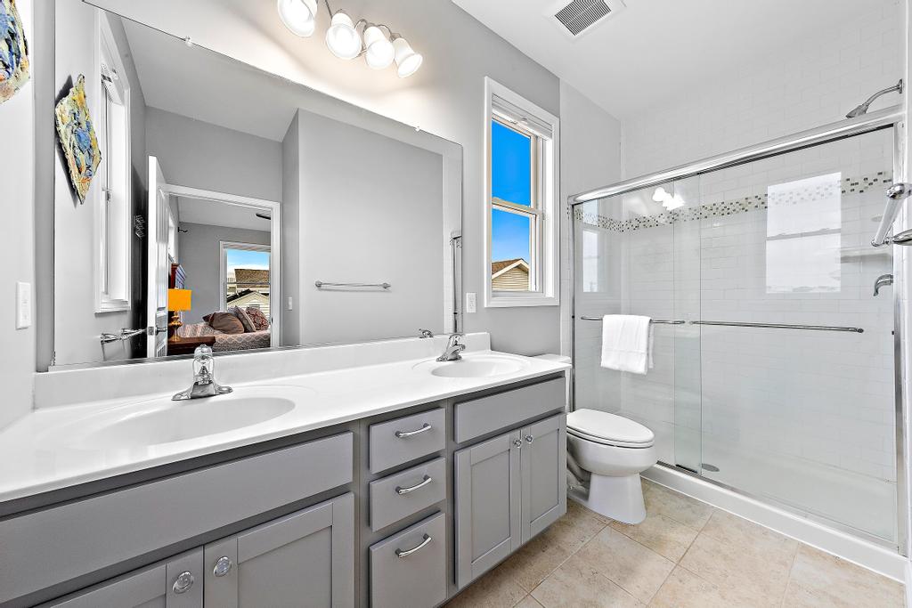 Master en-suite bathroom