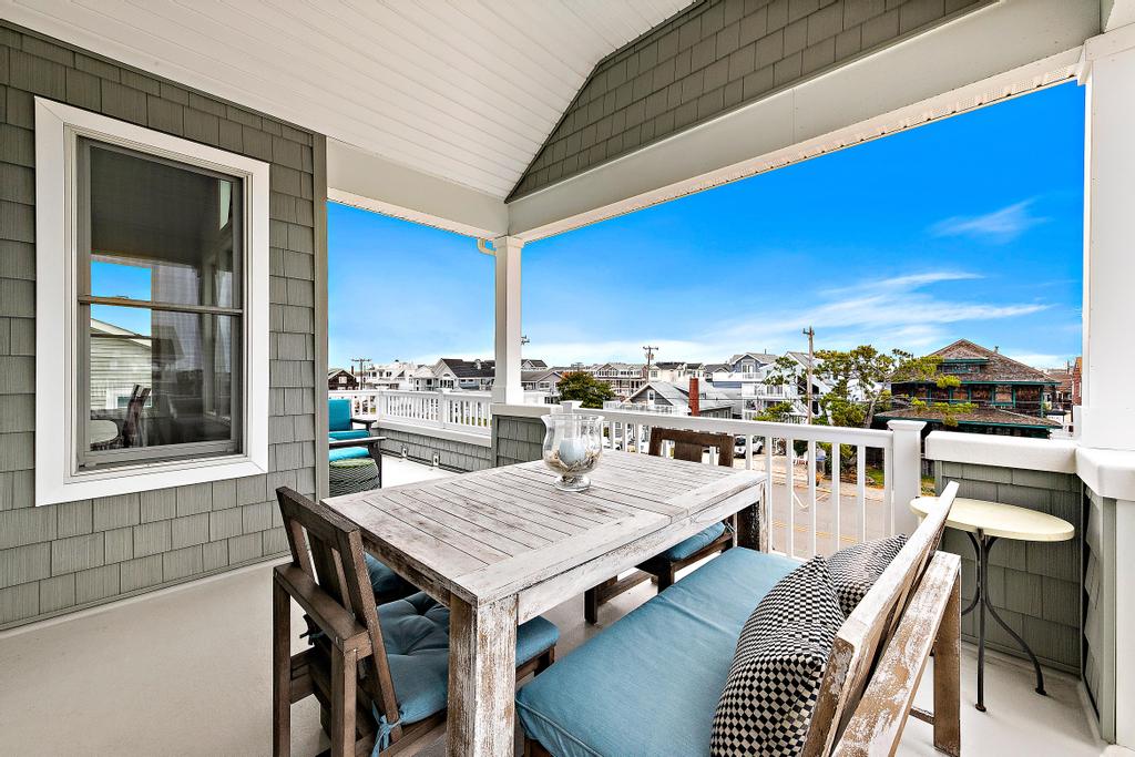 Sunset deck with dining table
