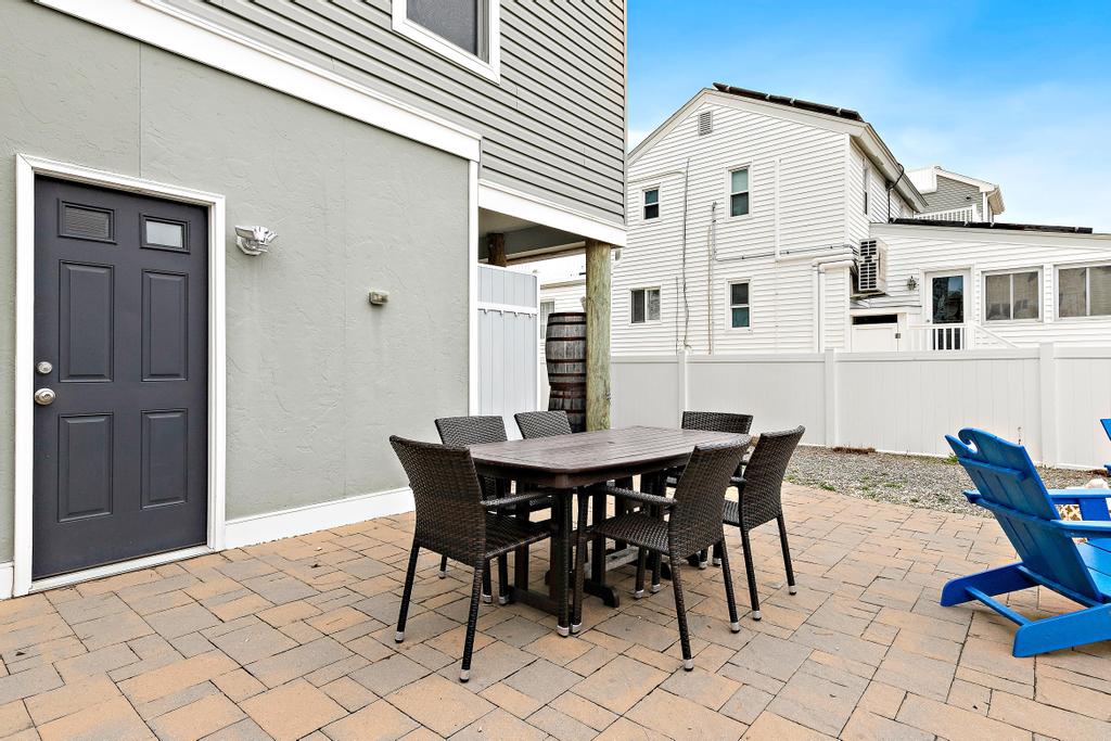 Backyard outdoor dining